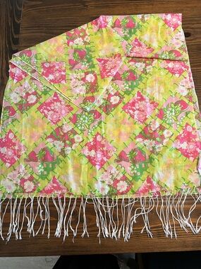 Lilly Pulitzer Murfee Sunshine Hibiscus Strawberries, daisies and flowers